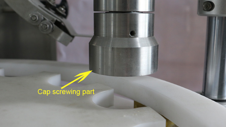 500 ملی راؤنڈ بوتل بھرنے والی مشین ٹوپی سگ ماہی اور اسٹار پہیا چلانے کے ساتھ